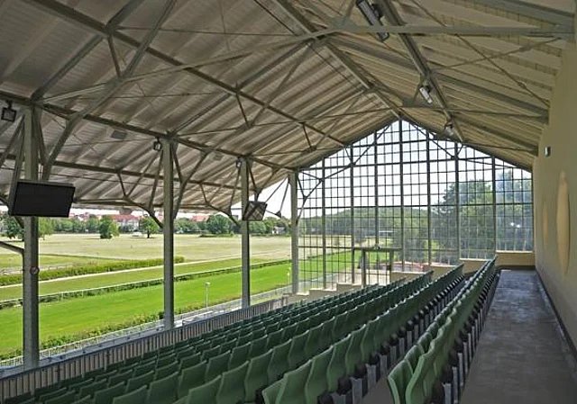 große Tribüne, Zuschauerränge