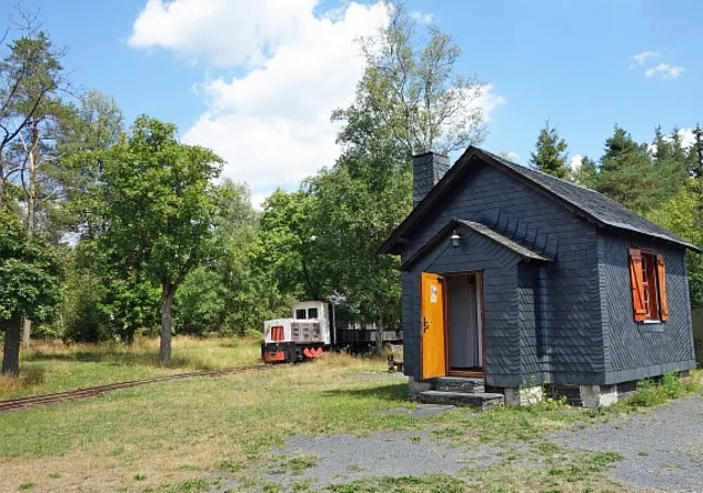 Gleis mit Hütte