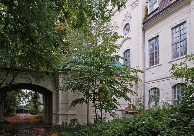 Schloss Königsborn, Hofseite