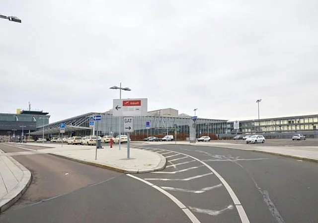 Mall, Terminal B, Pier