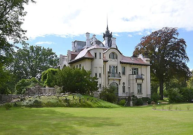 Nordfassade, Freisitz auf der Grotte