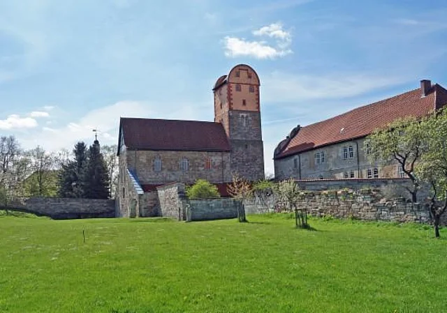 Blick zu Kräutergarten und Basilika