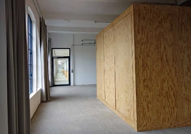 Flur mit Meeting-Kubus