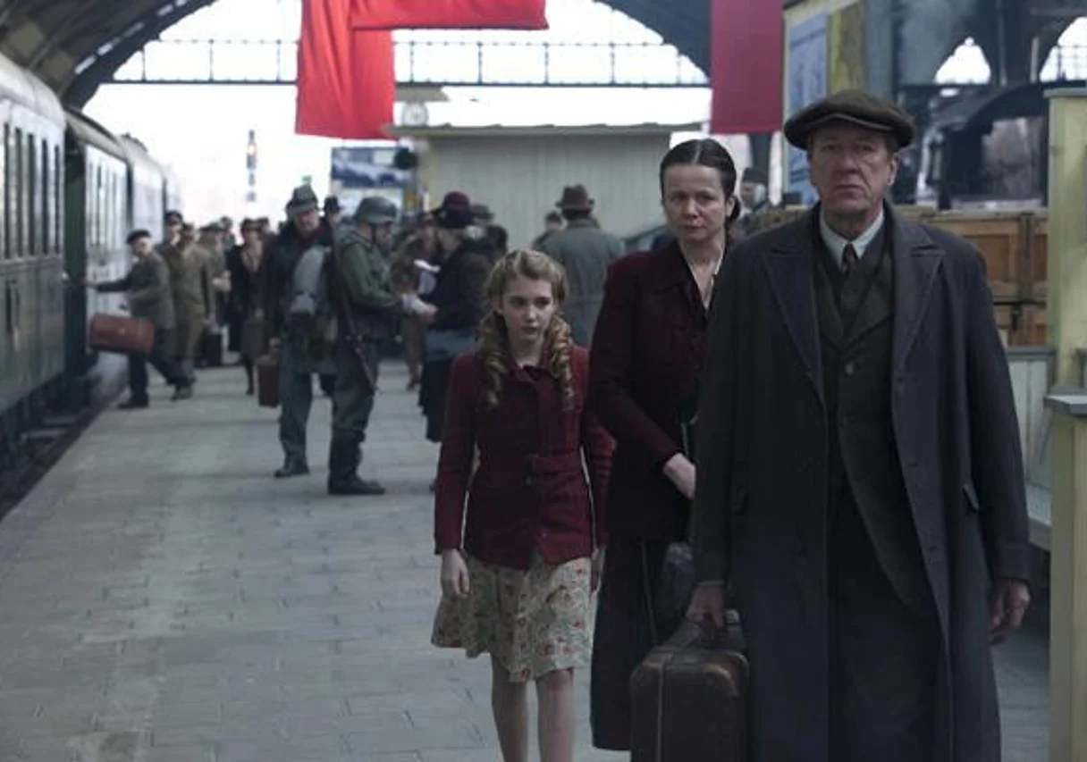 Bahnhof Görlitz, Sophie Nélisse, Emily Watson, Geoffrey Rush (v.l.n.r.)
