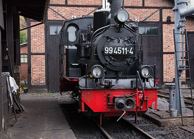 Preßnitztalbahn (Museumsbahn Steinbach - Jöhstadt), historischer Lokschuppen mit betriebsfähiger Dampflokomotive 