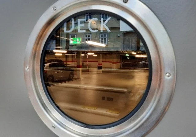 Blick durchs Bullauge in die Tiefgarage