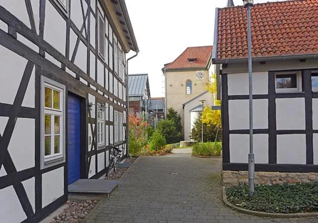 Blick zwischen Amtshof und Remise zur Klosterkirche