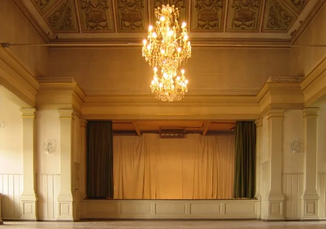 Bühne im Festsaal, Saalhaus