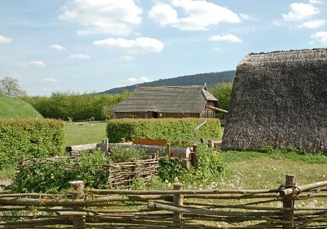 Grubenhaus mit Garten