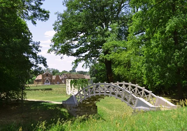Schloss und Park Luisium, weiße Brücke und Gestüt
