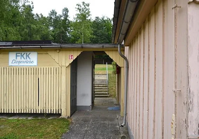 Durchgang zum FKK-Bereich