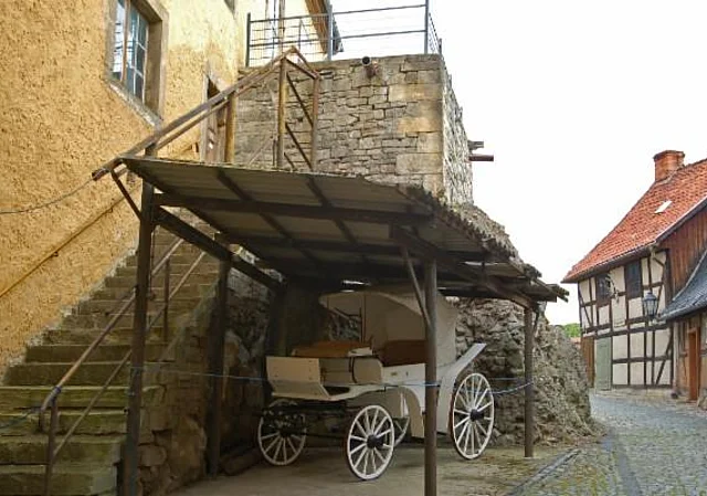 Nebenhof mit Handwerkerhäusern nach Westen