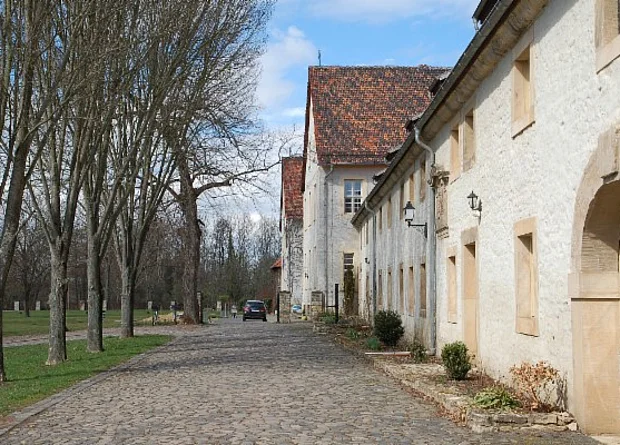 Kloster Hedersleben, Blick entlang der Remise zum Haupthaus 