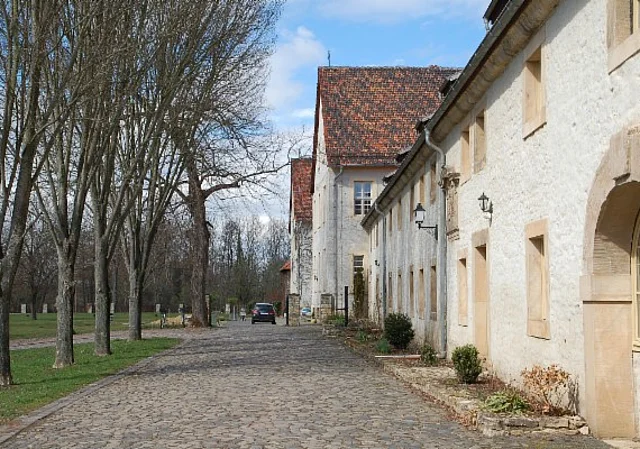 Kloster Hedersleben, Blick entlang der Remise zum Haupthaus