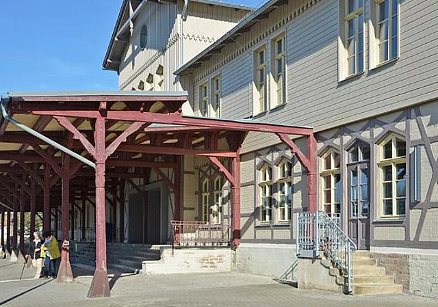 Rückseite am Bahnsteig, Westen