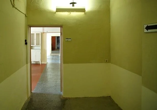 Blick durch den Sektionsraum in das Krematorium