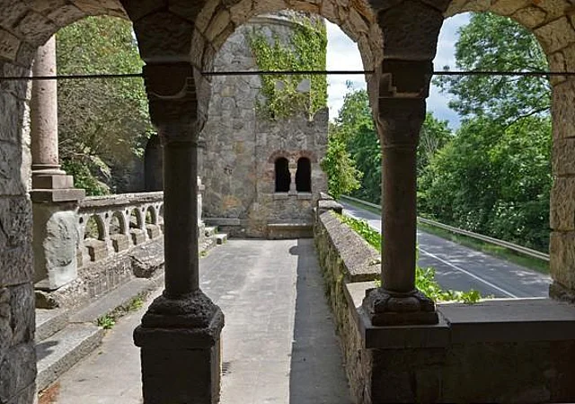 Terrasse an der Außenmauer, Westen