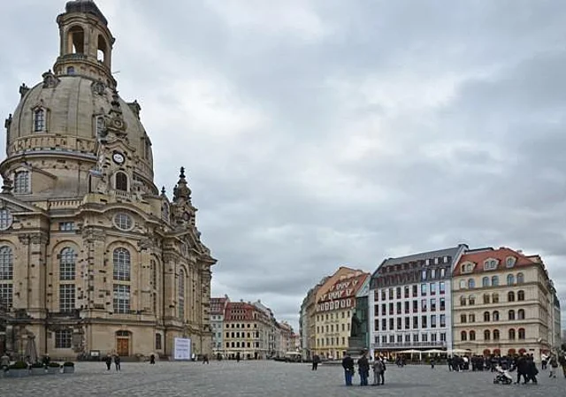Frauenkirche und Quartier III (re.)