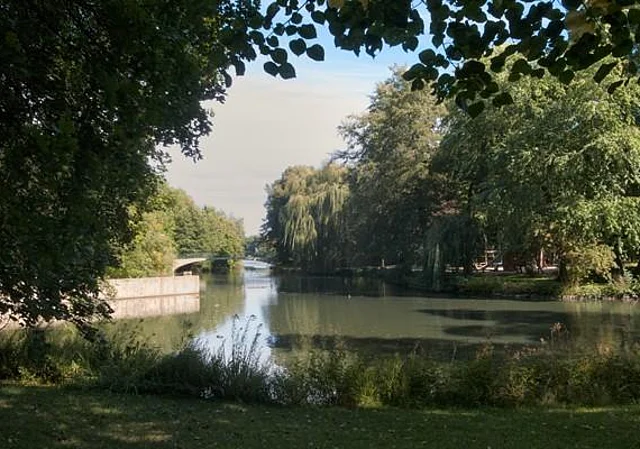 Brücke mit Spielplatz