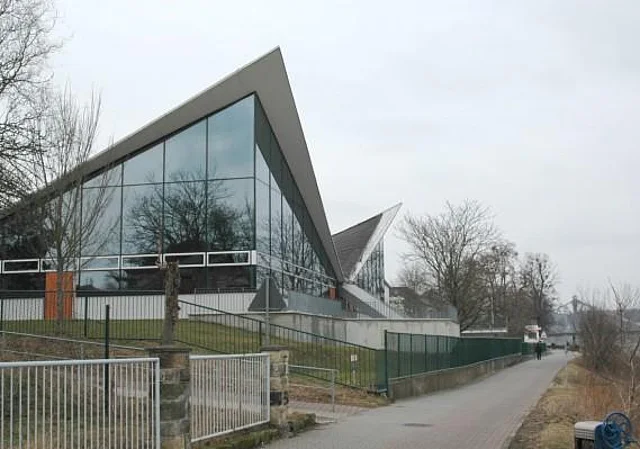 Sporthalle, Elberadweg, Blaues Wunder im Hintergrund