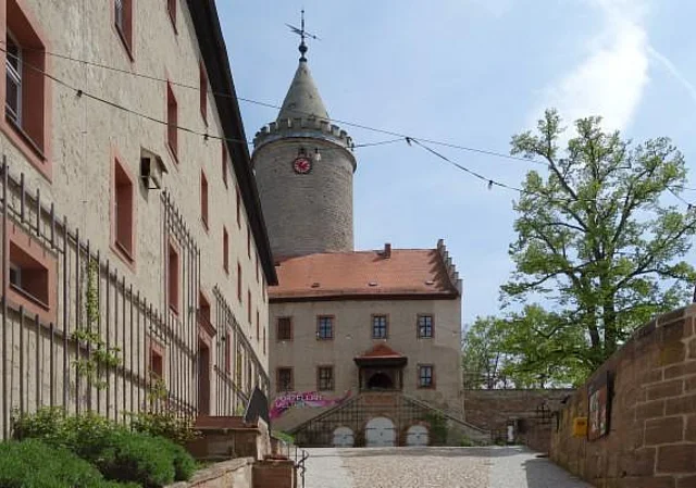 Vorburg mit Blick zum Herrenhaus