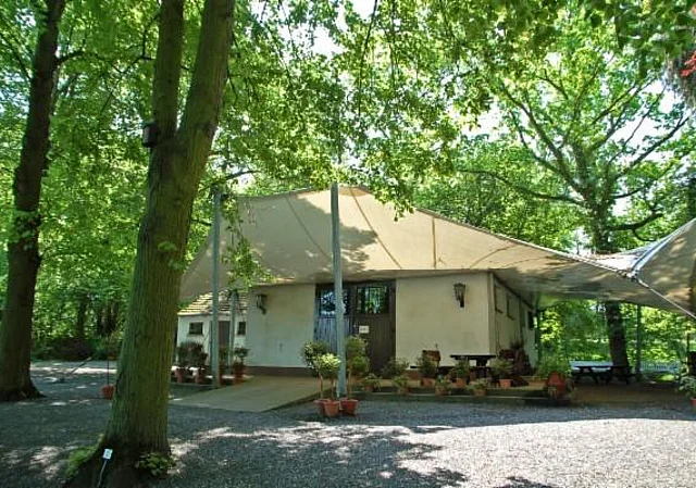 Ausstellungshalle oberhalb der Wolfsschlucht