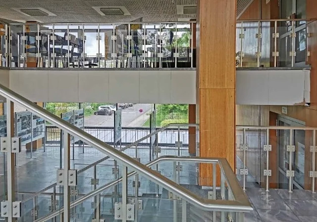 Blick von Treppe auf Erdgeschoss und 1. Etage