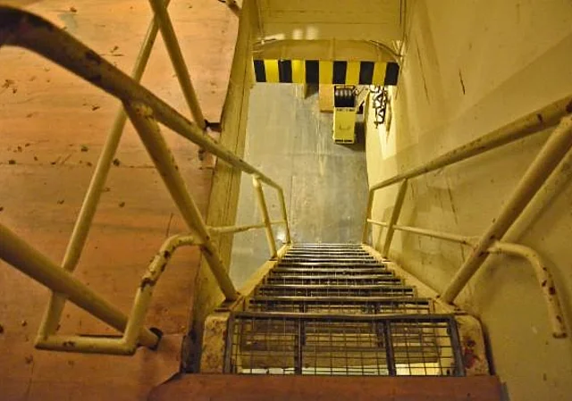 Militär-Museum Kossa, Treppe im Bunker ins UG
