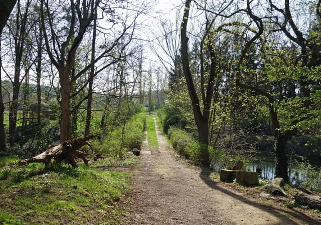 Weg im Park mit kleinem See (r.)