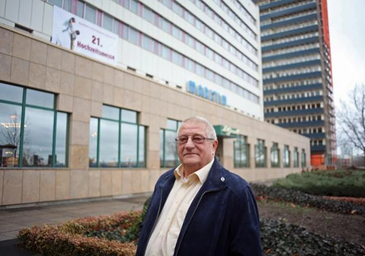 Heiner Hinrichs vorm Hotel Maritim in Halle