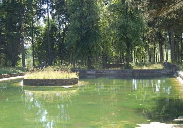 Teich mit Skulpturen