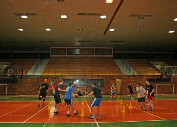 Sporthalle mit Tribüne 