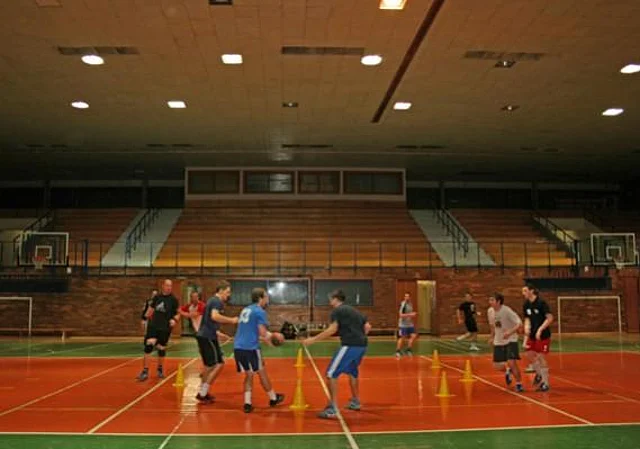 Sporthalle mit Tribüne