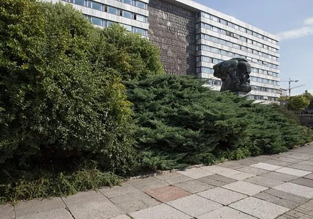 Schrifttafel hinter dem Karl-Marx-Monument