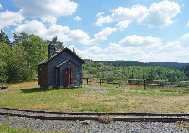 Gleis mit Hütte