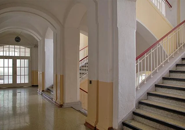 Altbau, Flur und Haupttreppenhaus im Erdgeschoss