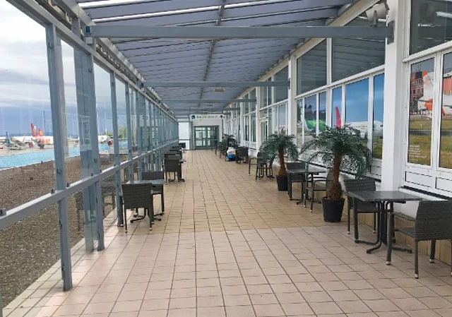 Terrasse mit Blick aufs Rollfeld