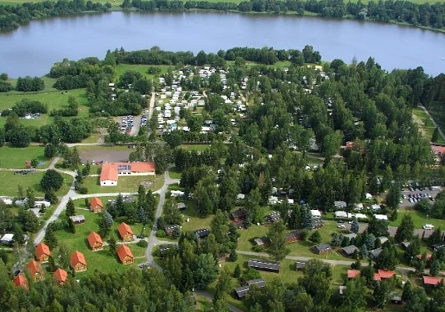 Luftaufnahme Stausee und Campingplatz