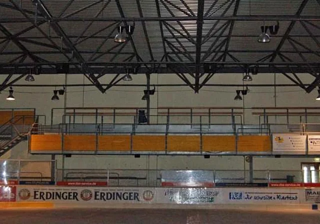 Bande mit Zuschauerrängen