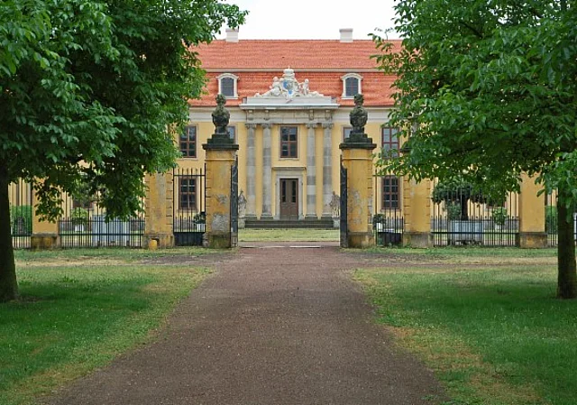 Schloss Mosigkau, Ehrenhof, Norden