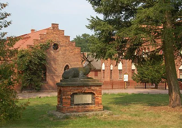 Hirschdenkmal im Eingangsbereich, Osten