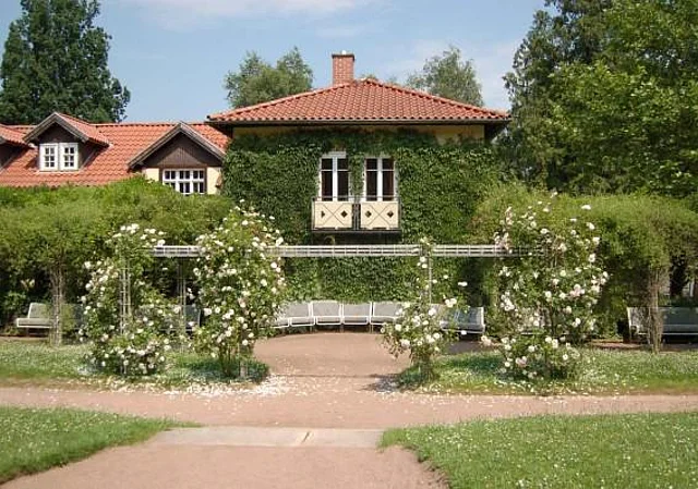 Rosengarten mit Gärtnerhaus