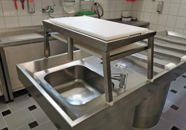 Seziertisch mit Ablage