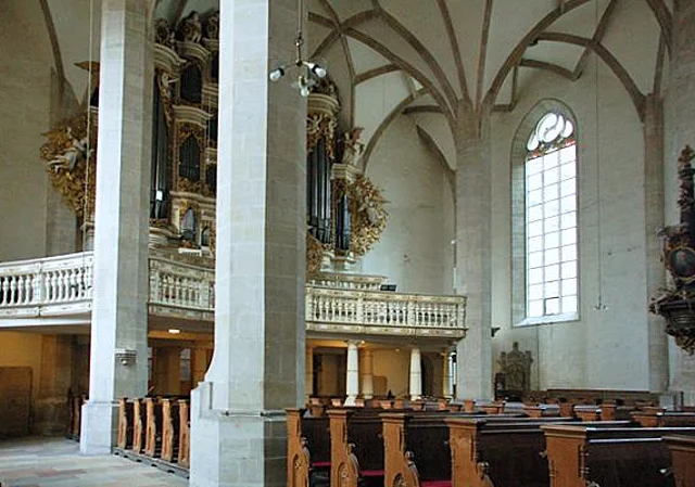 Blick vom Seitenschiff auf die Ladegastorgel