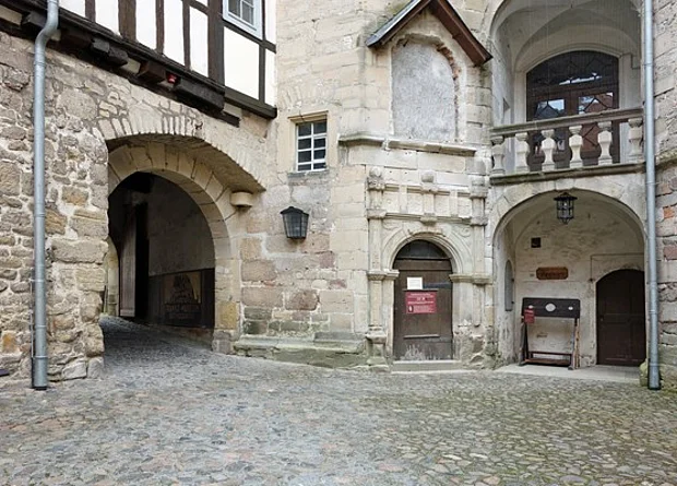 Tor Zugang Ostflügel 