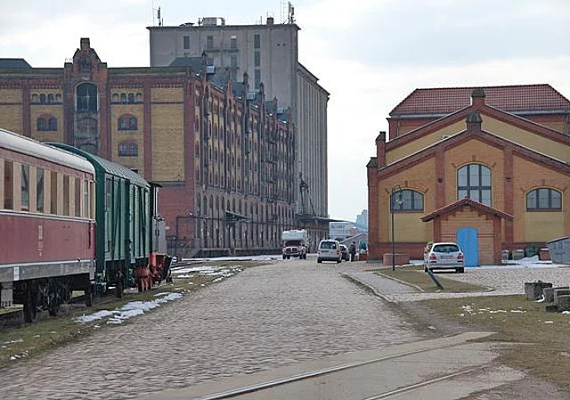 Gebäude und alte Speicher in der Niels-Bohr-Straße nach Süden