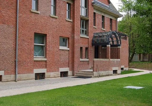 Eingang Hauptgebäude Nordseite