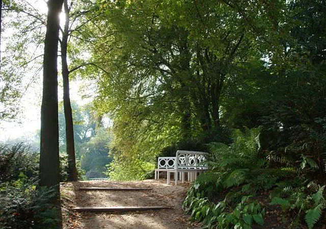 Rundbank auf der Liebeshöhe im Blauen Garten