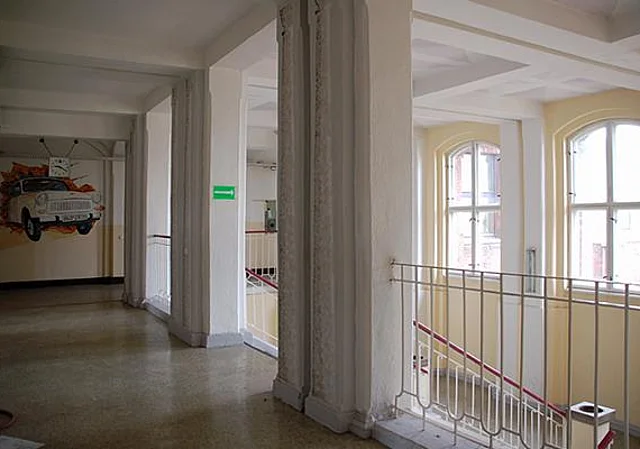 Altbau, Flur und Haupttreppenhaus im 2. Obergeschoss
