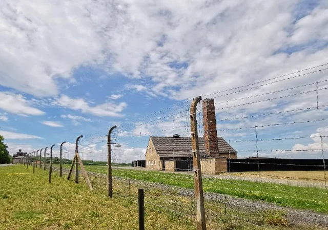 Stacheldrahtzaun mit Blick nach Westen